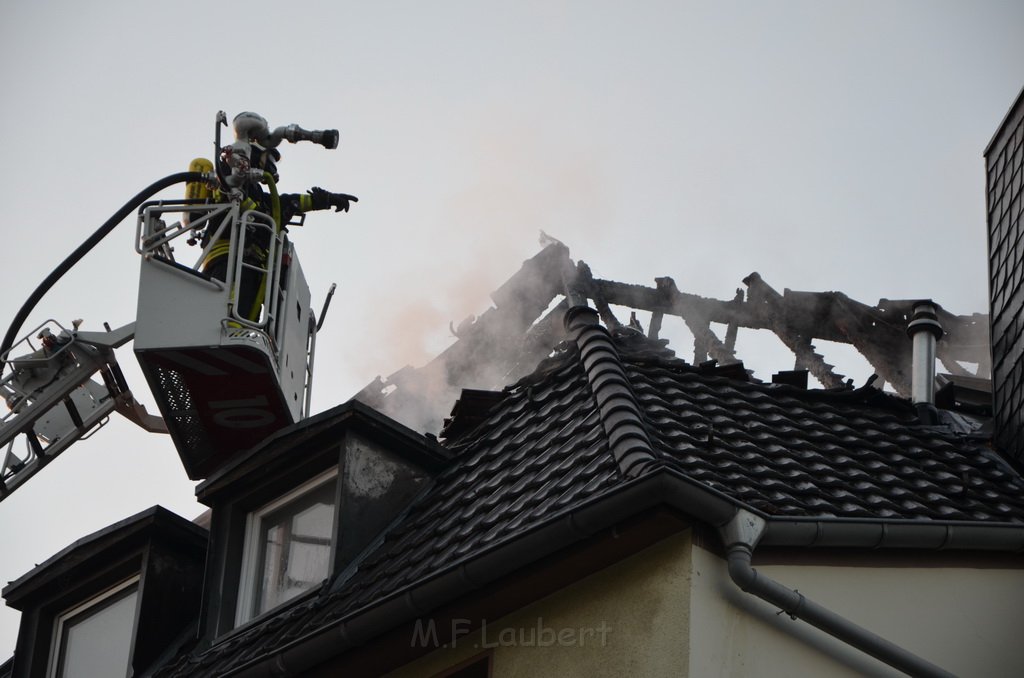 Feuer 3 Dachstuhl Koeln Buchforst Kalk Muelheimerstr P146.JPG